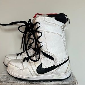 Mens size 9 Nike snowboard boots